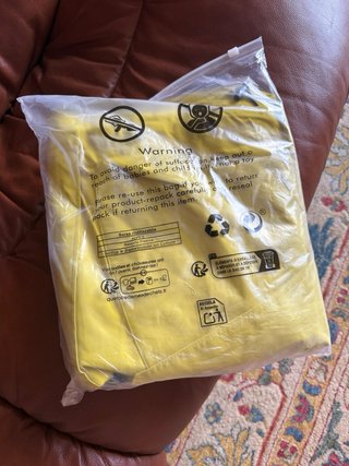 Chubasquero amarillo con bolsillos y  Capucha