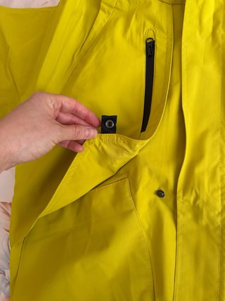 Chubasquero amarillo con bolsillos y  Capucha
