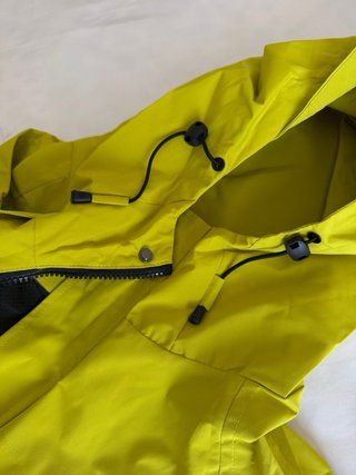 Chubasquero amarillo con bolsillos y  Capucha