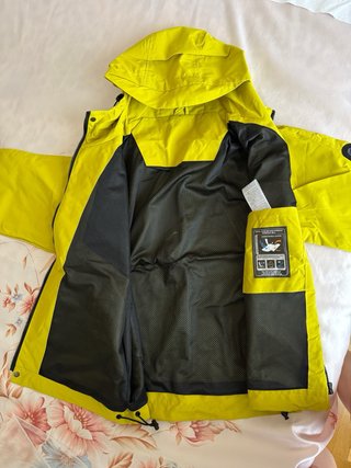 Chubasquero amarillo con bolsillos y  Capucha
