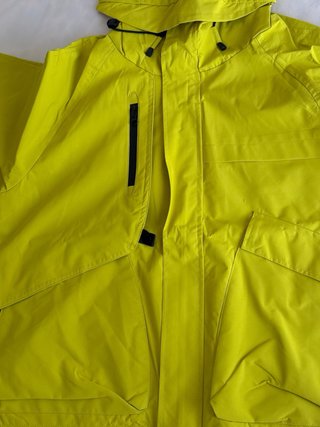 Chubasquero amarillo con bolsillos y  Capucha