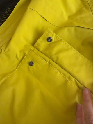 Chubasquero amarillo con bolsillos y  Capucha