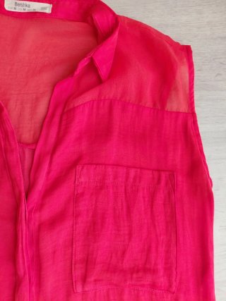 Blusa roja sin mangas