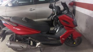Moto  kymco 125K-ZCT.Negra,roja.