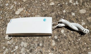 Telefonillo blanco con cable en espiral