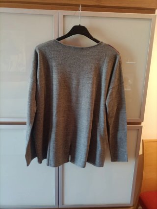 Jersey gris con círculos morados y lentejuelas