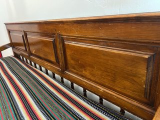 Muebles antiguos tallado a mano / Banca Manchega