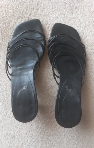 Sandalias de tiras cruzadas negras