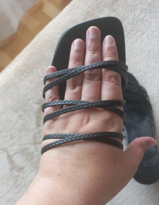 Sandalias de tiras cruzadas negras