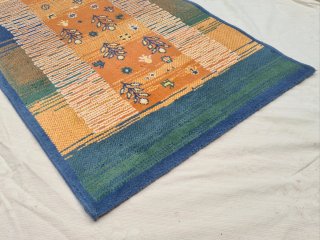 Tapete tons de azul/verde e laranja