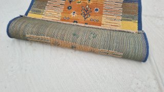 Tapete tons de azul/verde e laranja
