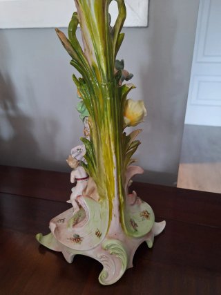 Jarrón porcelana figuras y flores