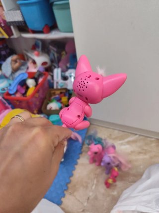 Muñeco rosa con orejas grandes
