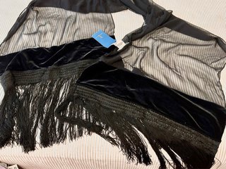 Foulard gasa y terciopelo negro con flecos