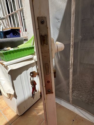 Puerta de hierro con reja y marco