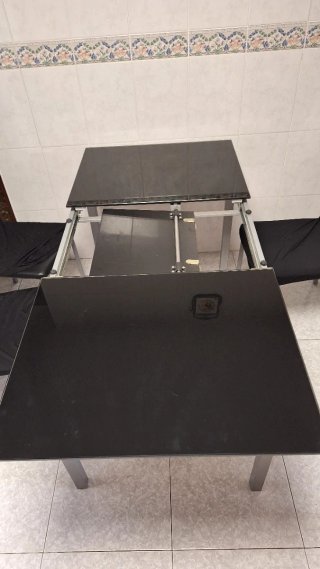 Mesa Comedor Cristal y Metal Negra
