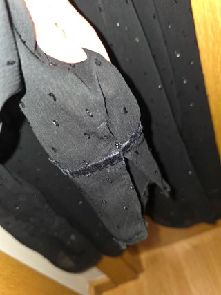 Blusa negra con detalles transparentes