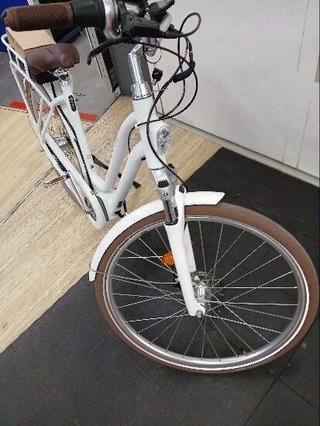 Bicicleta eléctrica urbana conectada Elops 920 E blanco