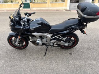 Yamaha Fazer 600 Negra con Baúl