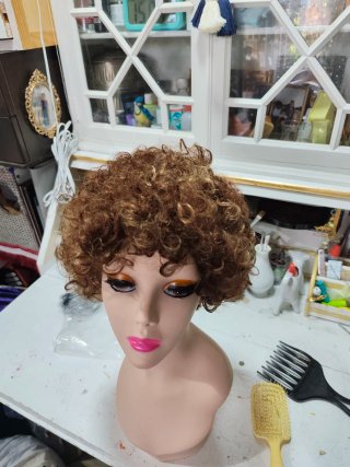 Peluca pelo humano rizado castaño y mechas rubias
