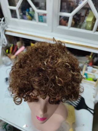 Peluca pelo humano rizado castaño y mechas rubias