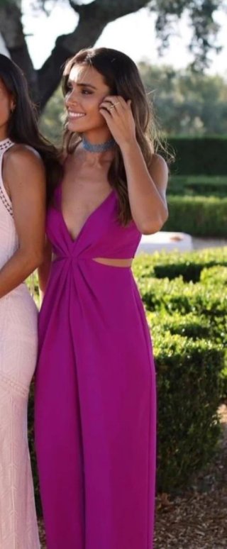 Mono fucsia con escote y aberturas