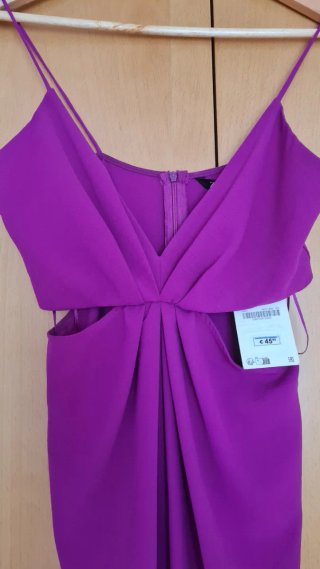 Mono fucsia con escote y aberturas