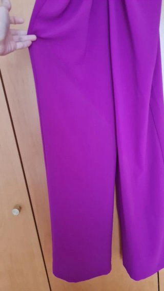 Mono fucsia con escote y aberturas