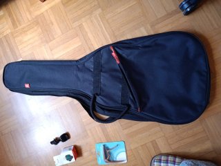Funda guitarra, afinador, alzador y cejilla