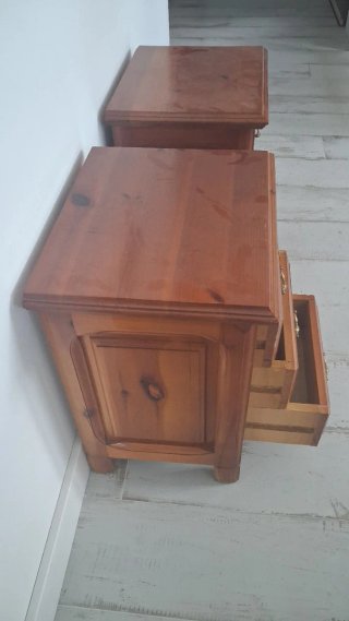 2 Mesitas de noche de madera maziza