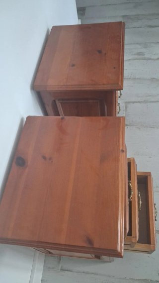 2 Mesitas de noche de madera maziza
