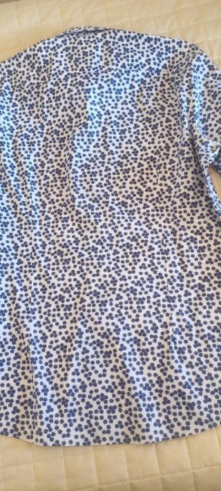 Camisa hombre estampada blanca con topis azules