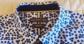 Camisa hombre estampada blanca con topis azules