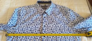 Camisa hombre estampada blanca con topis azules