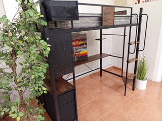 Litera metálica con escritorio