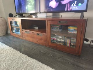 Mueble TV madera y cristal. Marca Banak