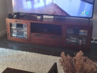 Mueble TV madera y cristal. Marca Banak