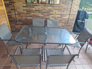 Mesa y 6 sillas de jardín con sombrilla y tumbona