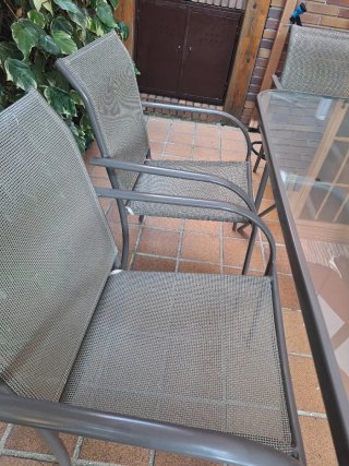 Mesa y 6 sillas de jardín con sombrilla y tumbona