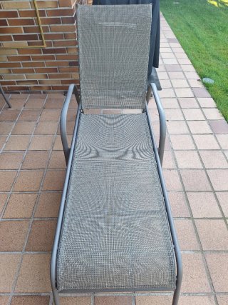 Mesa y 6 sillas de jardín con sombrilla y tumbona