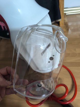 Cafetera Dolce Gusto Roja y Blanca