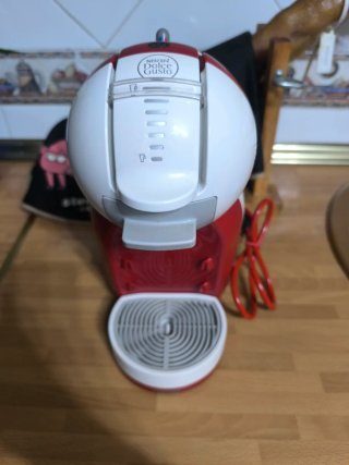 Cafetera Dolce Gusto Roja y Blanca