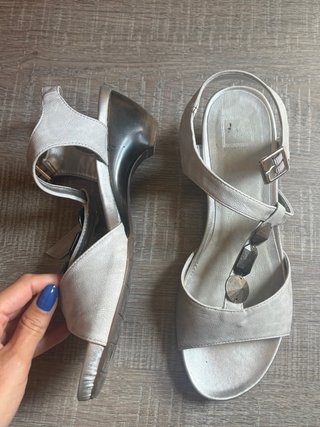Sandalias grises con adornos