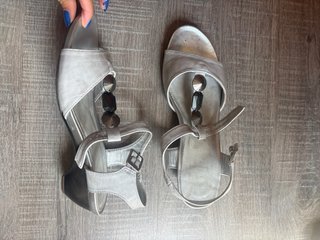Sandalias grises con adornos