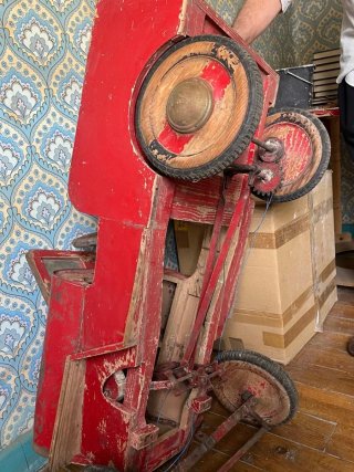 Coche de madera vintage a pedales rojo