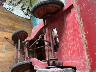 Coche de madera vintage a pedales rojo