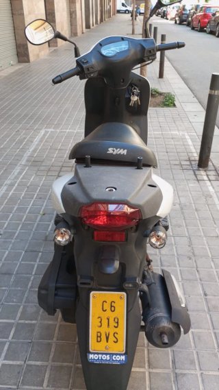 Moto Scooter SYM Blanca