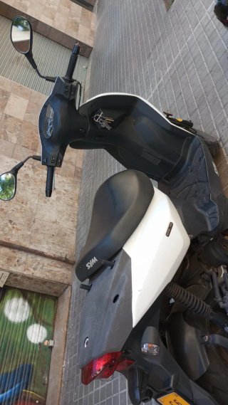 Moto Scooter SYM Blanca