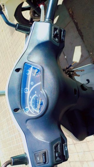 Moto Scooter SYM Blanca