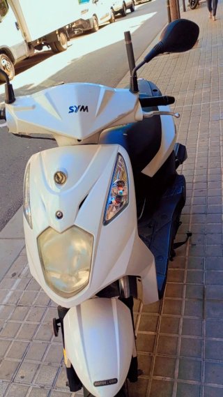 Moto Scooter SYM Blanca